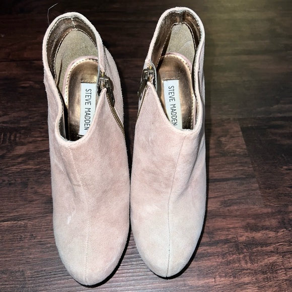 ***Like New!** Steve Madden Tan Suede Booties Size 7.5 - Picture 2 of 5